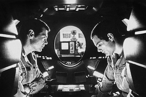 Frank (Gary Lockwood) og David (Keir Dullea) blir overvket av datamaskinen HAL mens de diskuterer  sette maskinen ut av spill i Stanley Kubricks 2001: A Space Odyssey