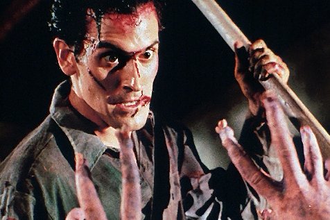 Ash (Bruce Campbell) i desperat kamp mot ukjente onde nder i skogen i Sam Raimis Evil Dead II.