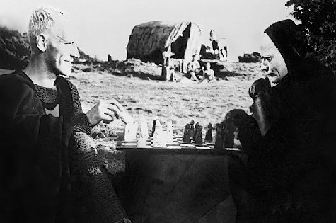 Antonius Block (Max von Sydow) utfordrer døden til et parti sjakk i Ingmar Bergmans "Det sjunde innseglet".