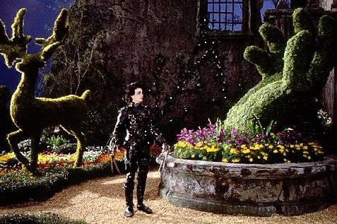 Edward (Johnny Depp) omringet av plantene som han har skulpturert med sine saksehender i Tim Burtons "Edward Scissorhands".